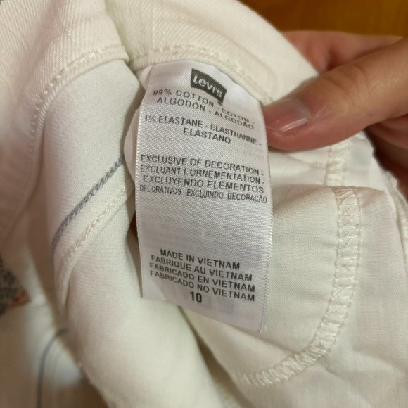 Levi's White Jean Shorts with White Tab and Two Buttons - Picture 14 of 14